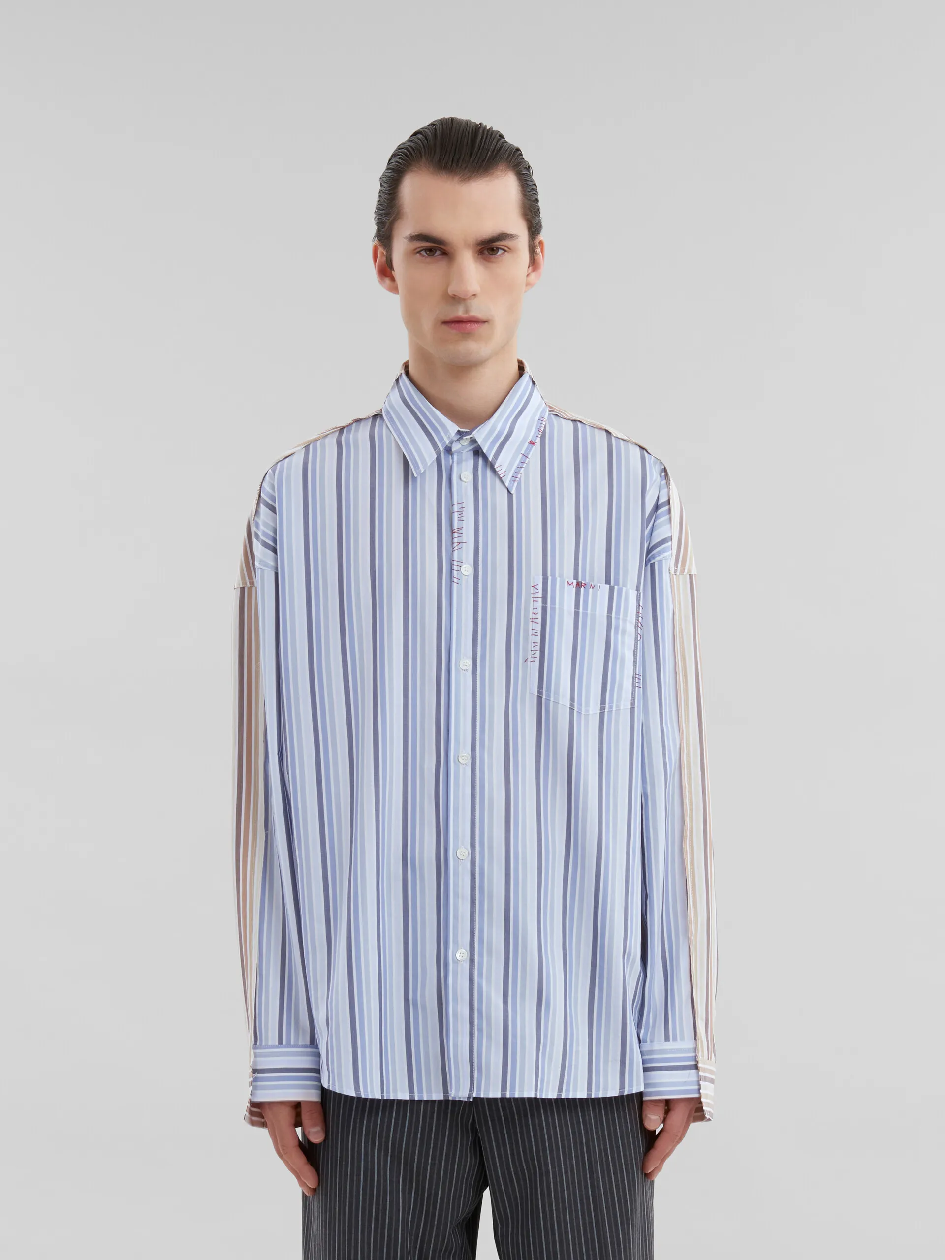 Camisa azul y rosa de popelina orgánica con doble motivo de rayas