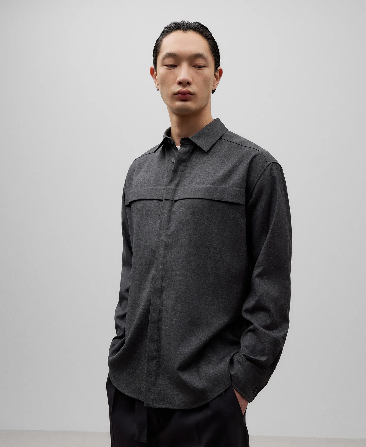 Camisa con pliegue en pecho hombre