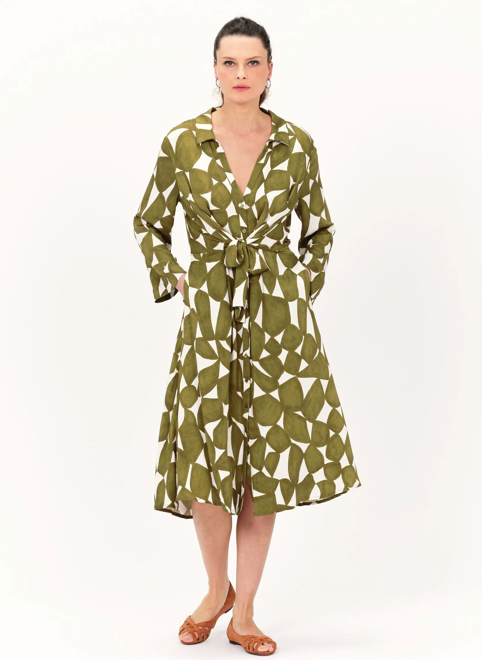 CAROLL RENATA - Vestido midi recto estampado con cuello clásico en verde