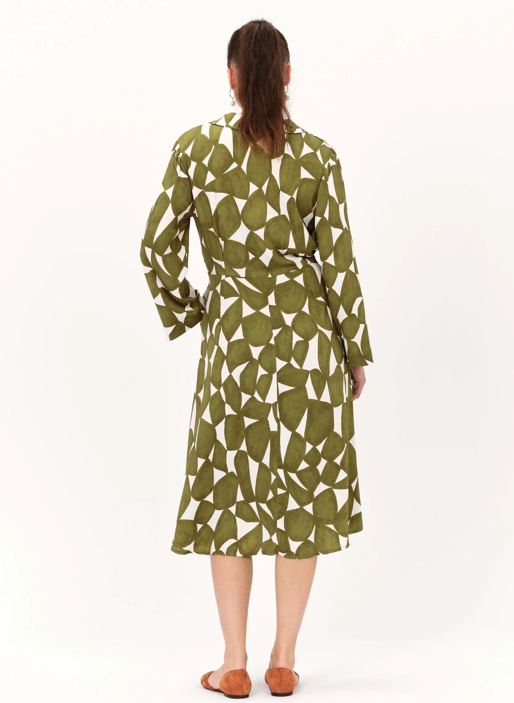 CAROLL RENATA - Vestido midi recto estampado con cuello clásico en verde