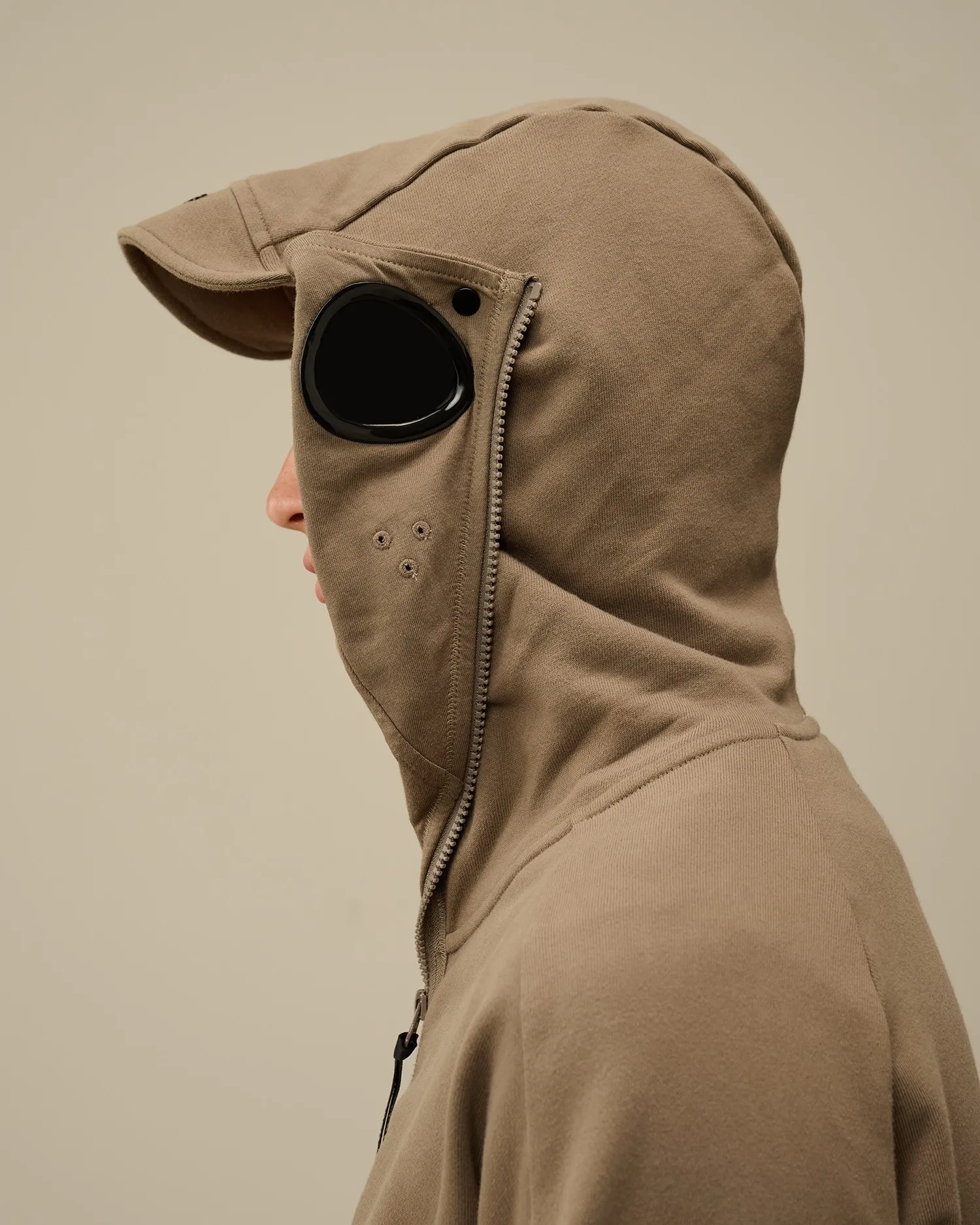 C.P. COMPANY DIAGONAL RAISED FLEECE EXPLORER GOGGLE HOODIE WALNUT