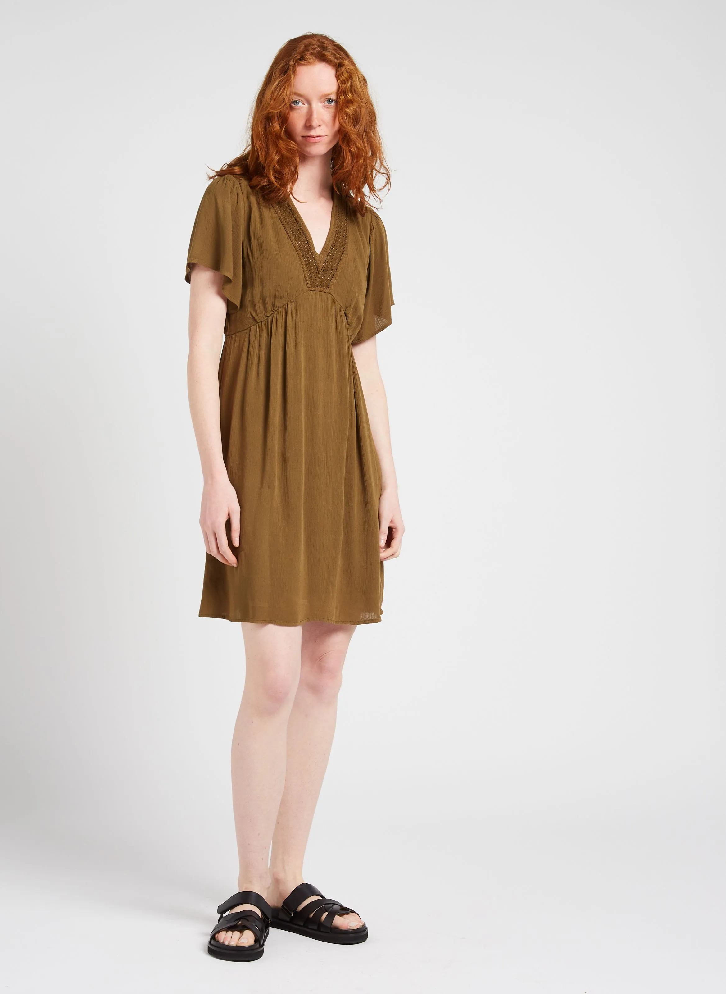 MAISON 123 CORALINE - Vestido corto recto con cuello de pico en verde