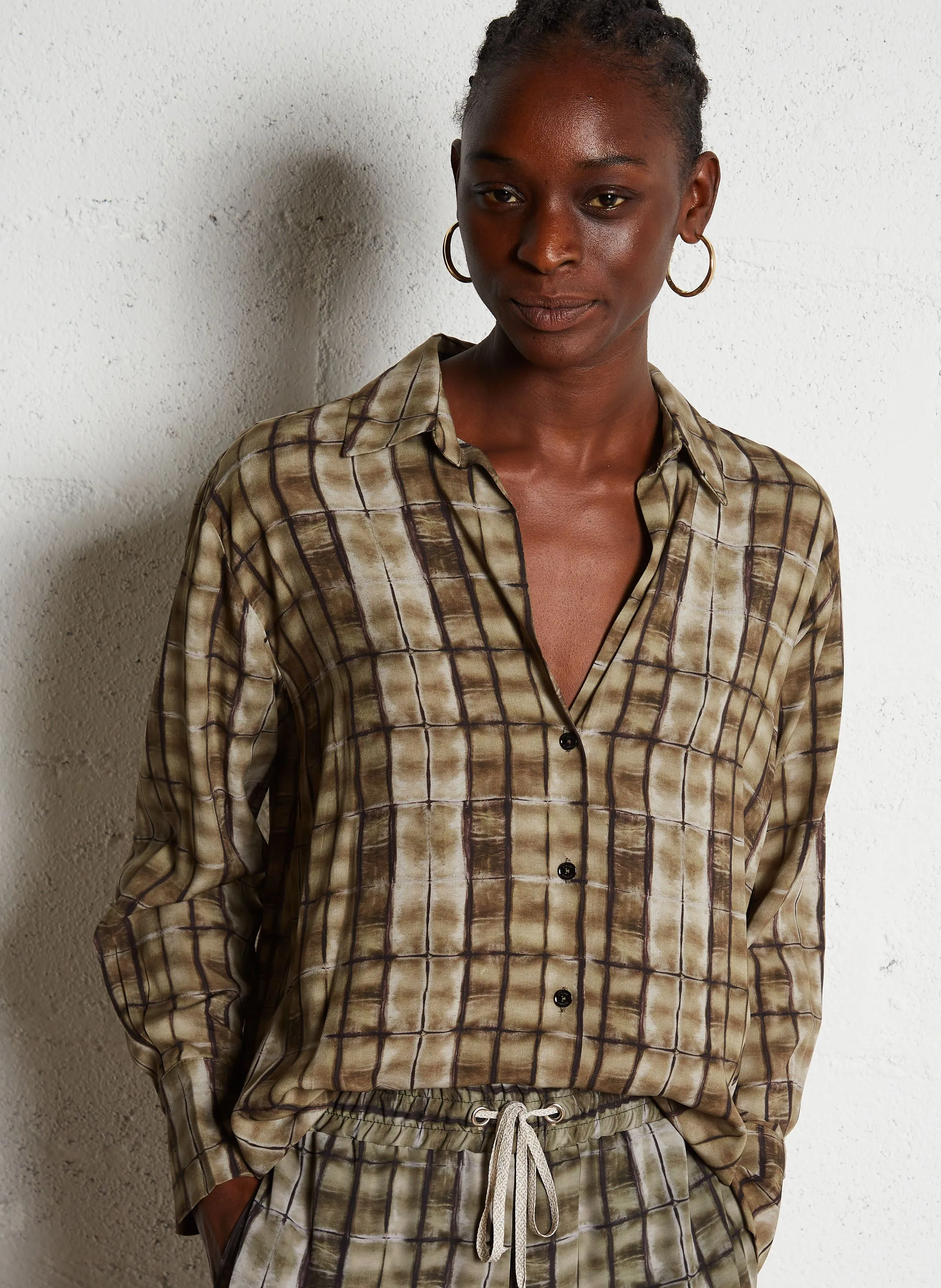 PLEASE Camisa con cuello victoriano en verde