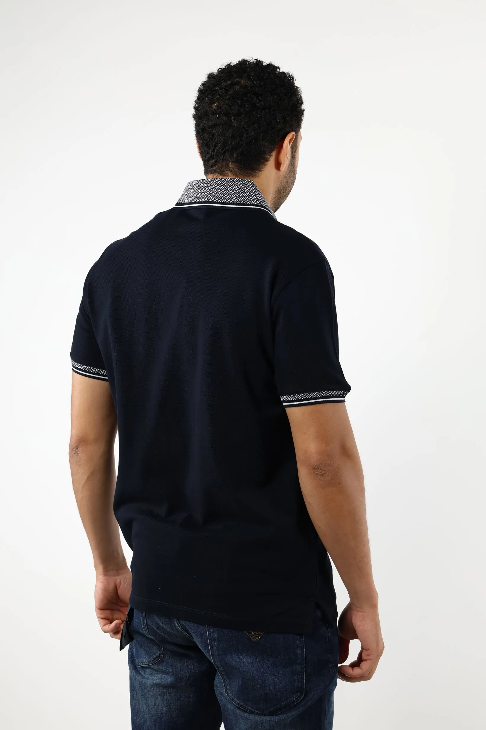 Polo azul oscuro con cuello clásico gris