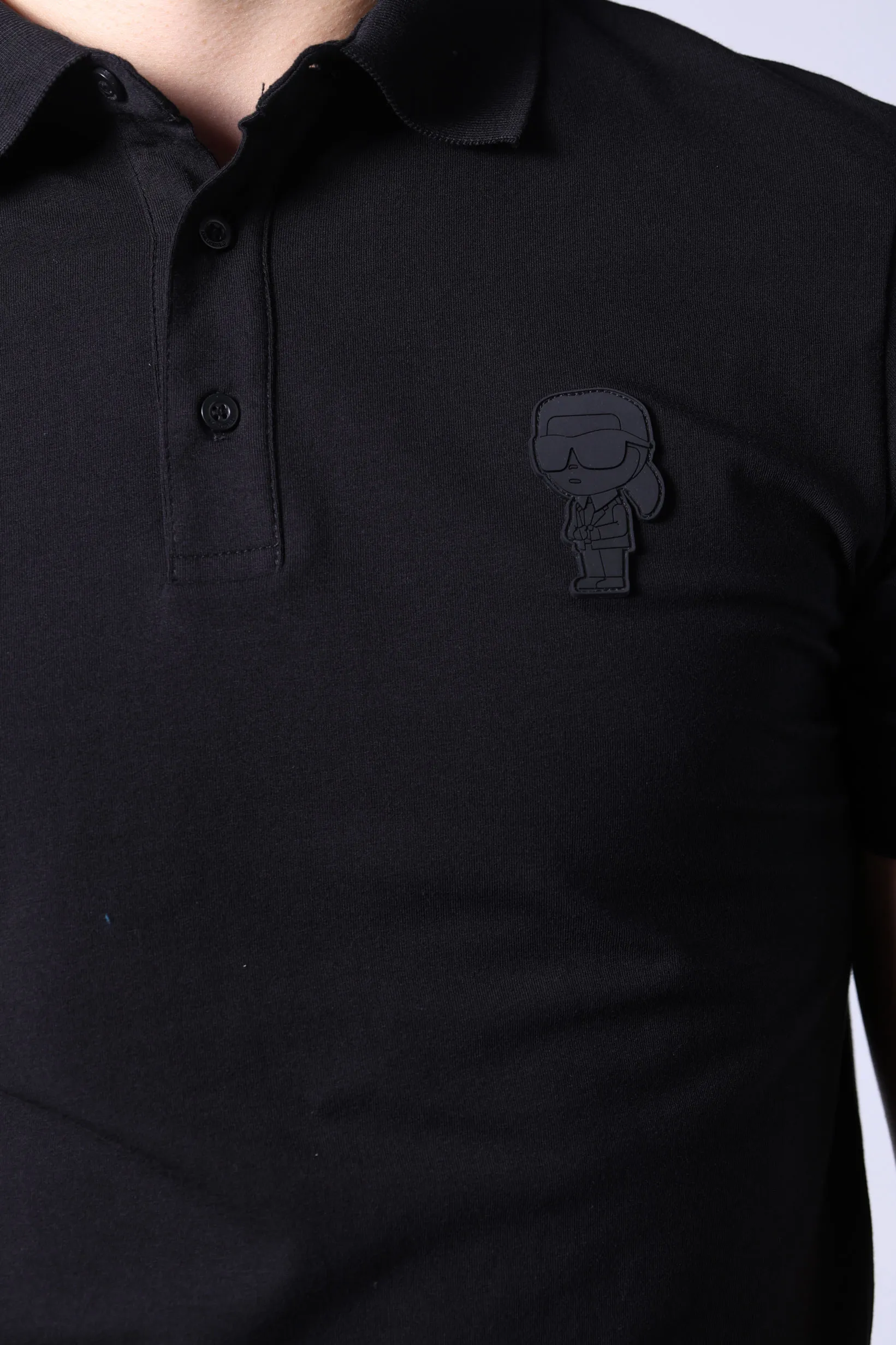 Polo negro con minilogo monocromático