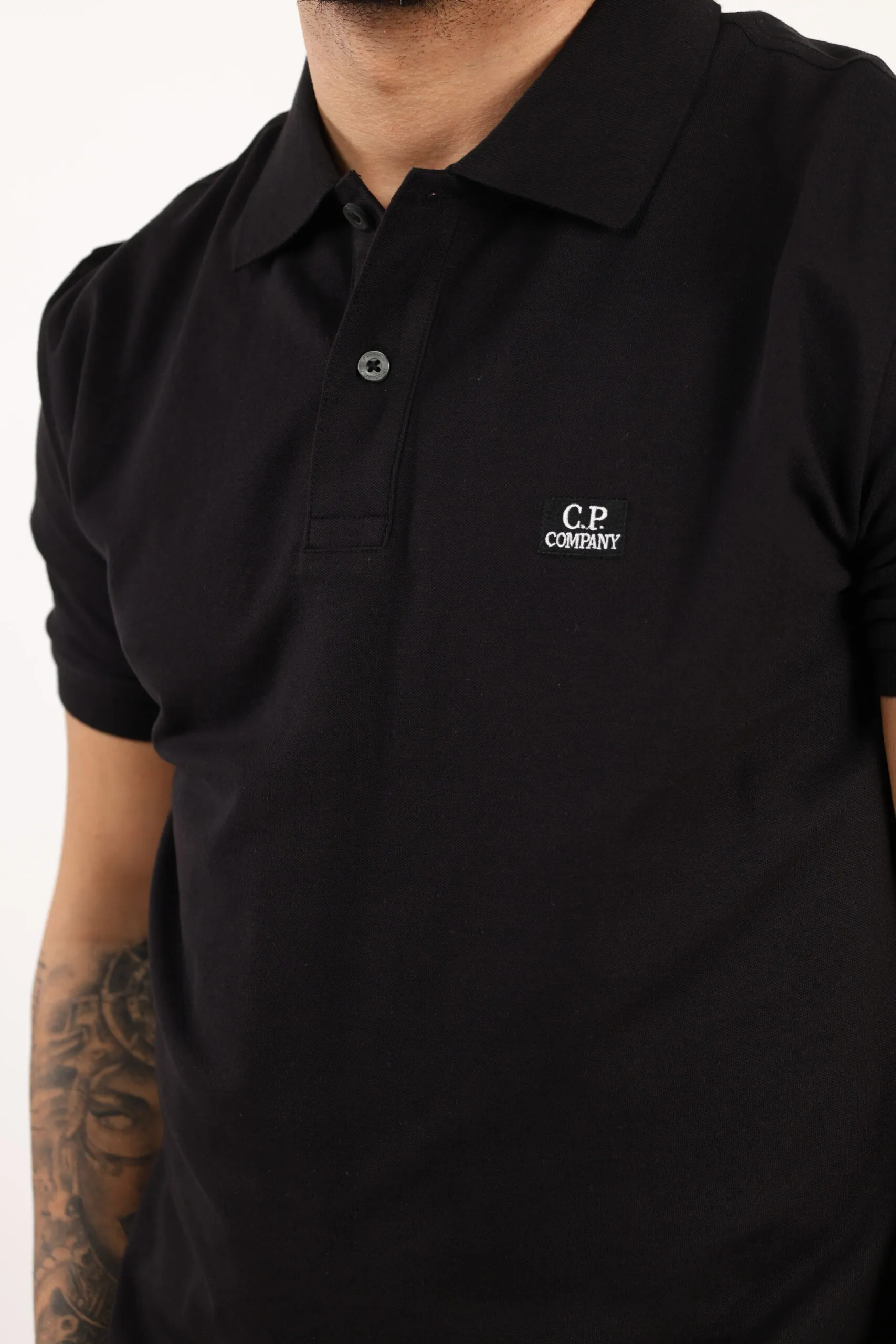 Polo negro con minilogo parche 